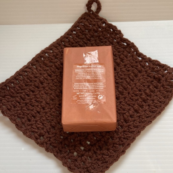 CASTELBEL Limited Edition Gingerbread Man Fragrance Bath Bar Washcloth Gift Set - Picture 4 of 8